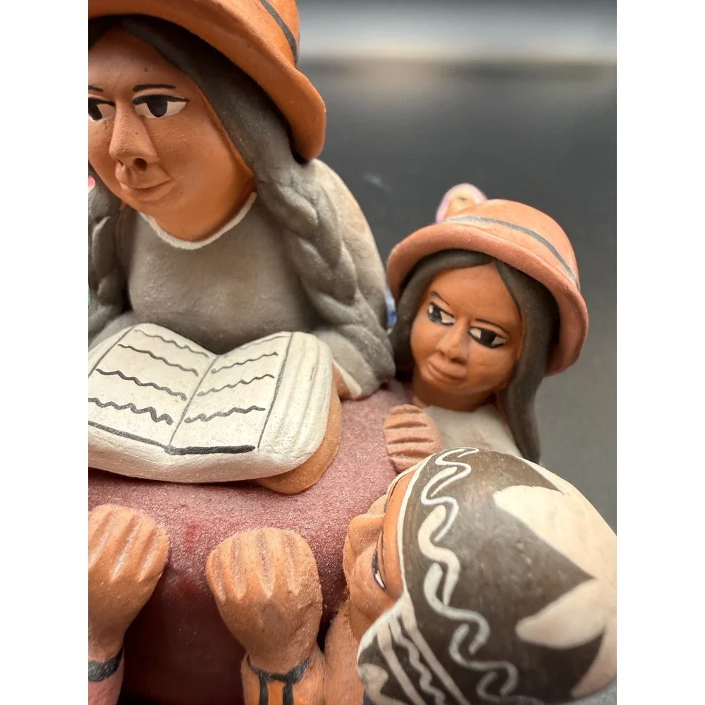 Peruvian Clay Storyteller Signed Maurelio H. w/ 2 Guatemalan Worry Dolls - VTG - Picture 6 of 14